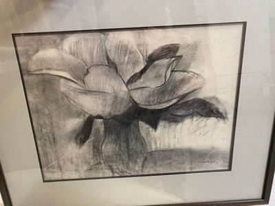 dessin encadré représentant une fleur dans un vase posé sur une table