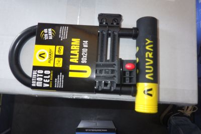une serrure à combinaison noire et jaune posée sur une table