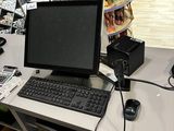 un bureau d'ordinateur sur lequel se trouvent un clavier et une souris