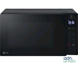 une image d'un four à micro-ondes noir sur fond blanc
