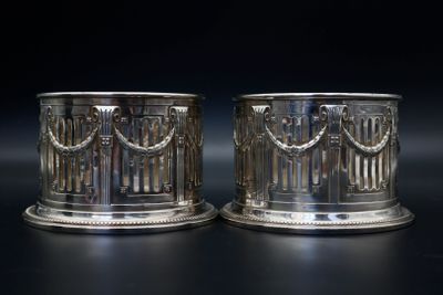 paire de bougeoirs plaqués argent avec chaînes et chaînes