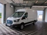 une camionnette blanche garée dans un garage