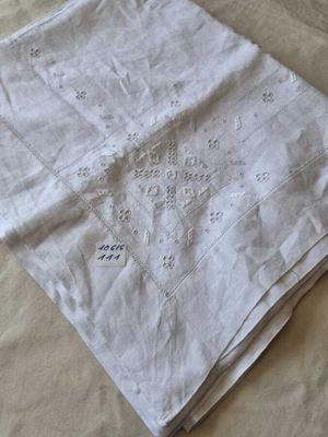 un gros plan sur un drap blanc posé sur un lit