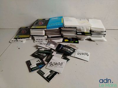 une pile de cassettes posées les unes à côté des autres sur le sol