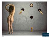 une femme nue debout devant un mur orné d'une multitude de miroirs