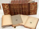 plusieurs vieux livres sont empilés sur une table