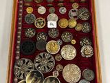 une vitrine contenant de nombreuses pièces de monnaie