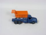 un camion miniature avec une benne à l'arrière