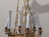 un lustre suspendu au plafond, comportant cinq lumières