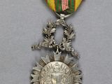 Gros plan sur une médaille entourée d'un ruban