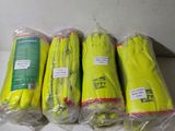 quatre gants jaunes sont emballés dans des sacs en plastique sur une table