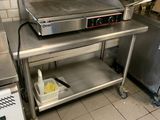un réchaud en argent posé sur une table dans une cuisine