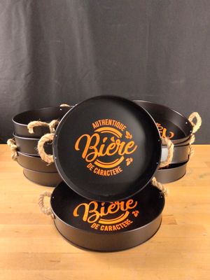 trois casseroles noires posées sur une table en bois
