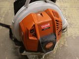 une photo d'un ventilateur posé par terre dans une pièce