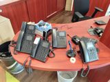 beaucoup de téléphones posés sur une table