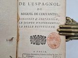 un livre ouvert, sur lequel repose une clé, posé sur une table