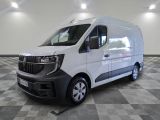 la camionnette blanche est garée sur le sol en damier d'une pièce