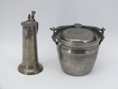un vase en argent et un vase en argent sur fond blanc