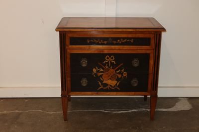 Commode en merisier et bois teinté au trophée musical sur fo…