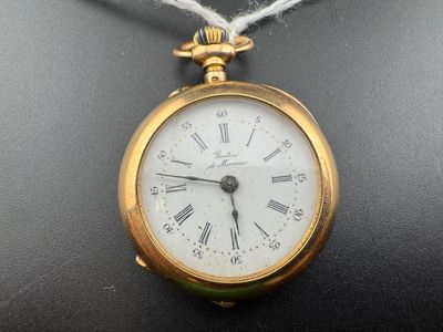 une montre de poche en or avec des chiffres romains