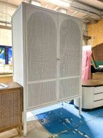 Armoire en bois et cannage laqué blanc, ouvrant à deux porte… (photo 3)