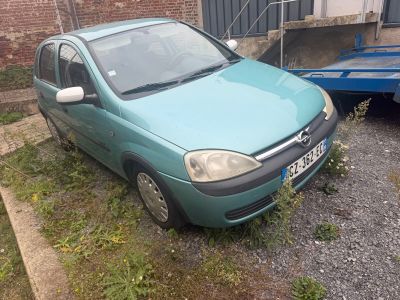 une petite voiture bleue garée à côté d'une remorque