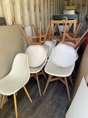 le nombre de chaises qui sont assises ensemble dans une pièce