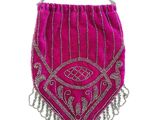 sac à main en velours rose orné de perles argentées et de franges sur fond blanc