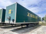 La remorque est verte et porte un logo Ziegler jaune sur le côté.