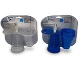 deux gobelets en plastique posés l'un à côté de l'autre