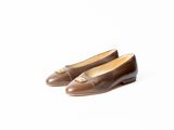 une paire de chaussures marron sur fond blanc