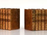 deux serre-livres en bois posés sur une table