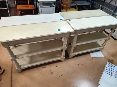 deux tables peintes en blanc et ornées de points bleus