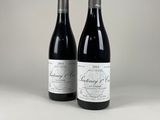 deux bouteilles de vin posées l'une à côté de l'autre sur une table