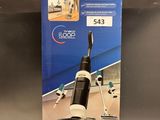 un carton contenant un aspirateur posé sur un plan de travail