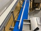 une image d'une bande transporteuse dans une usine