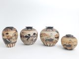 trois vases avec des motifs différents assis l'un à côté de l'autre