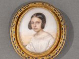 portrait d'une femme en robe blanche dans un cadre doré