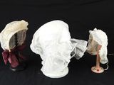 quatre chapeaux sont alignés sur un fond noir