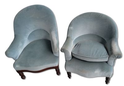 Deux fauteuils crapaud, garnis de velours bleu