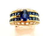 une image d'une bague en saphir bleu et diamant sur fond blanc