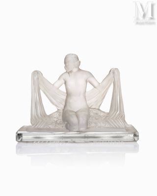une statue représentant une femme assise sur un lit