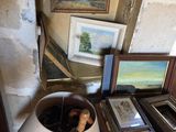 une table sur laquelle se trouvent une lampe, des photos et un vase