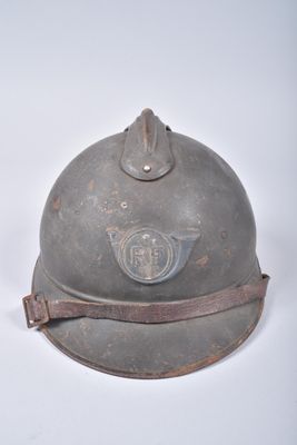 un vieux casque de pompier sur fond blanc