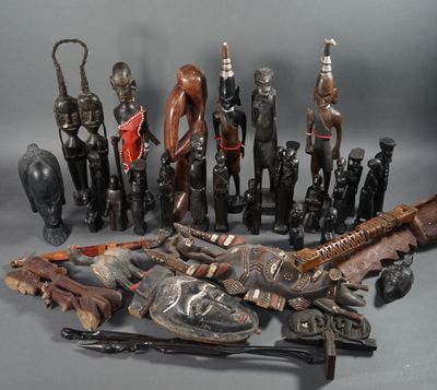 Lot de SOUVENIRS de voyage Afrique comprenant sujets et masques en boi - Photo 1