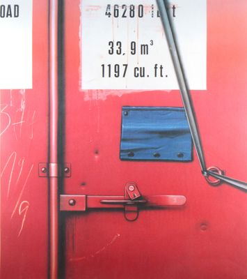 un gros plan sur la porte rouge d'un train, sur laquelle est apposée une pancarte