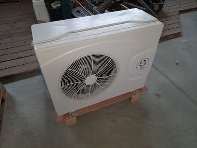 un climatiseur blanc posé sur un socle en bois
