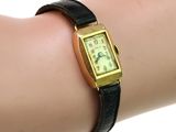 le poignet d'une femme sur lequel est posée une montre