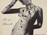 une vieille photo en noir et blanc d'une femme avec des tatouages sur le corps