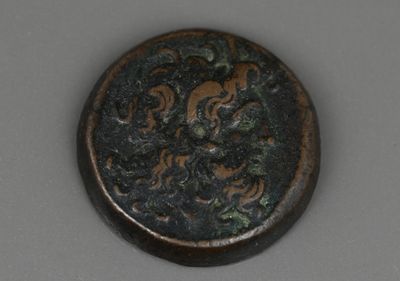 un gros plan d'un objet métallique orné d'un motif